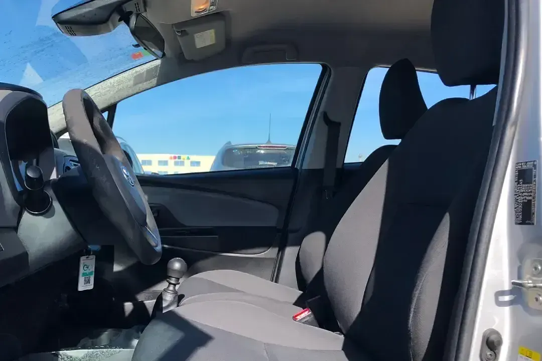 Usado Toyota Yaris Active 111 CV (81 kW) 2019 Gris Berlina