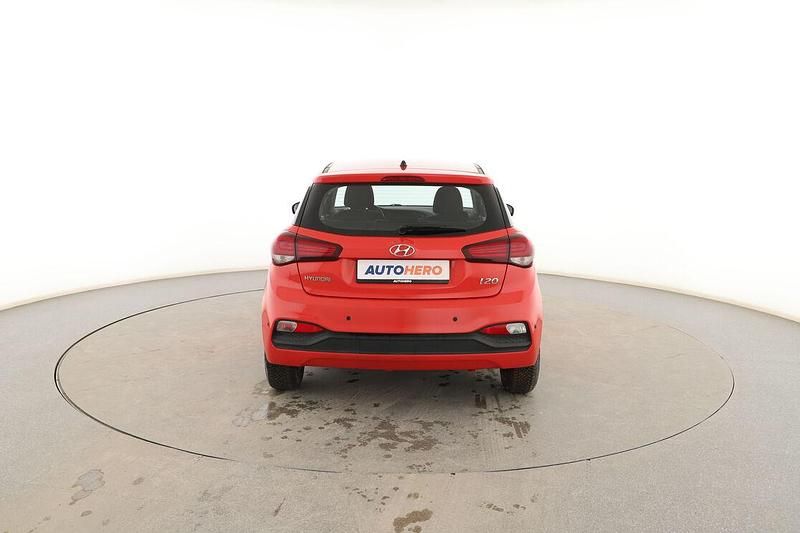 Usado Hyundai i20 75 CV (55 kW) 2019 Rojo Utilitario