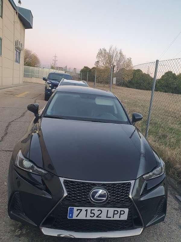 Negro Usado 2021 Lexus IS300h Executive Line Berlina | 23.900 € (Buen precio) - Imagen 1/4