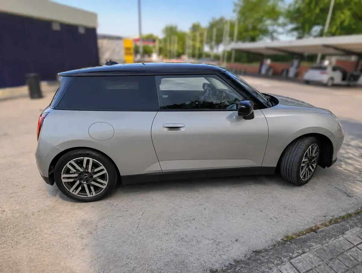 Usado Mini Cooper SE 160 kW (218 CV) 2025 Gris Utilitario