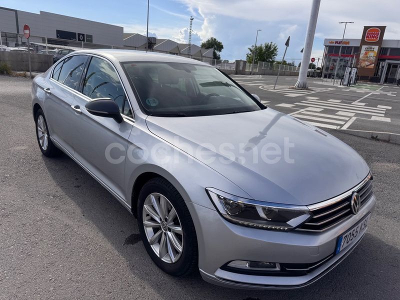 Gris / plata Usado 2018 VW Passat Edition Berlina | 13.500 € (Precio justo) - Imagen 1/4