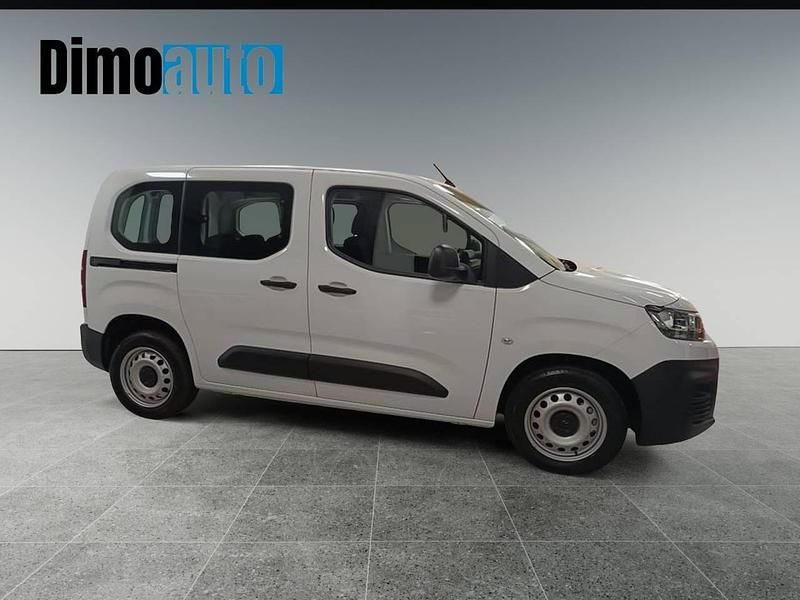 Usado Citroën Berlingo Live 100 kW (136 CV) 2024 Blanco Monovolumen
