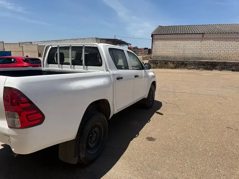 Usado Toyota HiLux Plus 150 CV (110 kW) 2024 Blanco Pickup/Camioneta