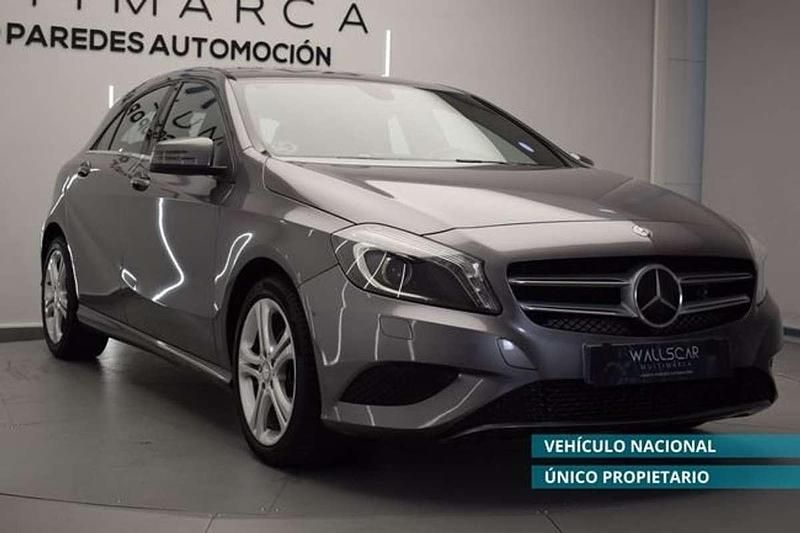 Usado Mercedes A180 Urban 109 CV (80 kW) 2015 Negro Utilitario
