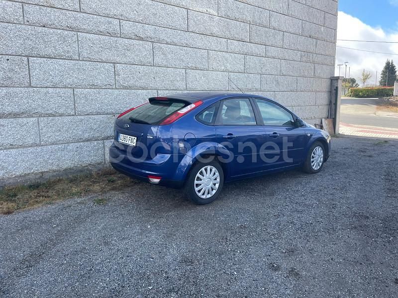 Usado Ford Focus Ghia 115 CV (84 kW) 2006 Azul Berlina