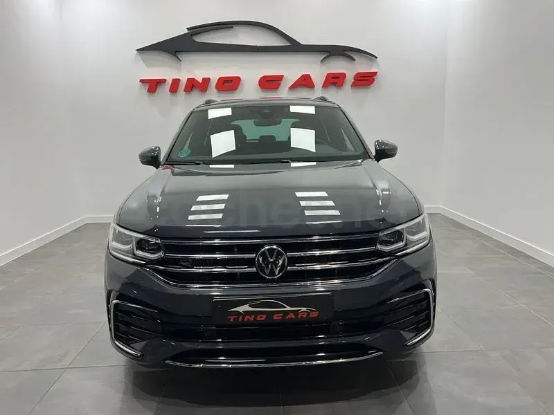 Usado VW Tiguan R-line 150 CV (110 kW) 2022 Gris / plata SUV