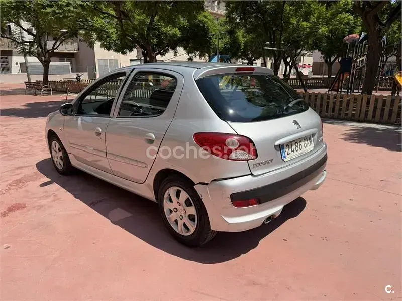 Usado Peugeot 206+ 70 CV (51 kW) 2010 Gris / plata Utilitario