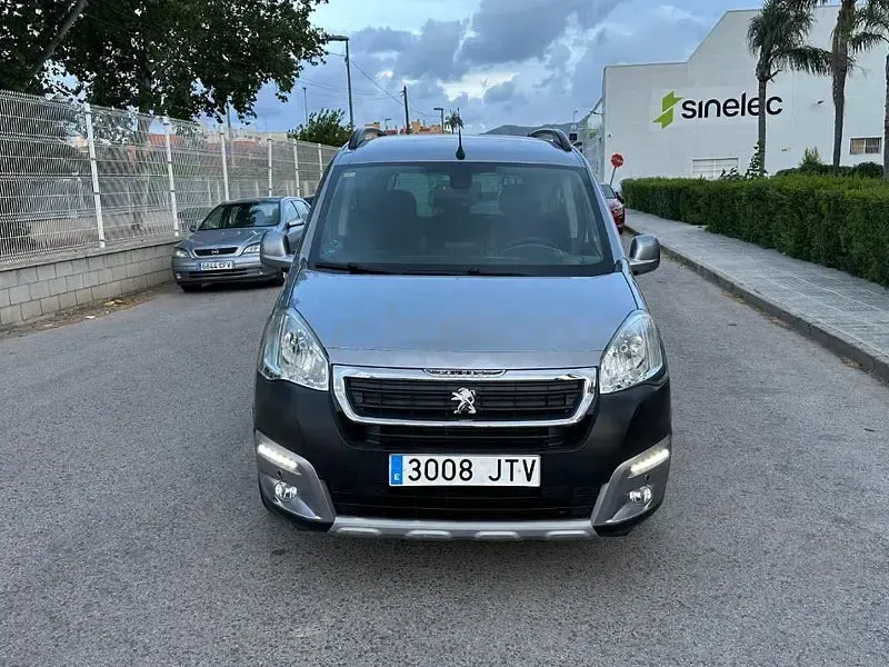 Usado Peugeot Partner Tepee Active 120 CV (88 kW) 2016 Gris / plata Monovolumen