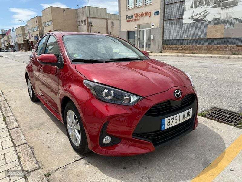 Granate Usado 2023 Mazda 2 Berlina | 19.900 € - Imagen 1/4