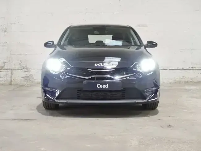 Usado Kia Ceed 120 CV (88 kW) 2023 Negro Utilitario