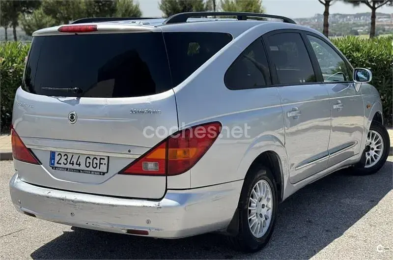 Usado SsangYong Rodius Limited 165 CV (121 kW) 2008 Gris / plata Monovolumen