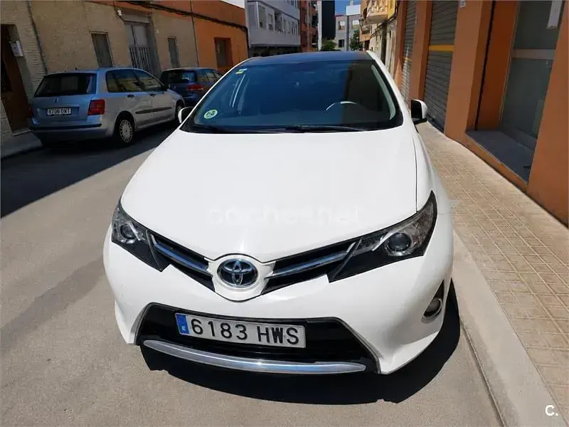 Usado Toyota Auris 124 CV (91 kW) 2014 Blanco Berlina