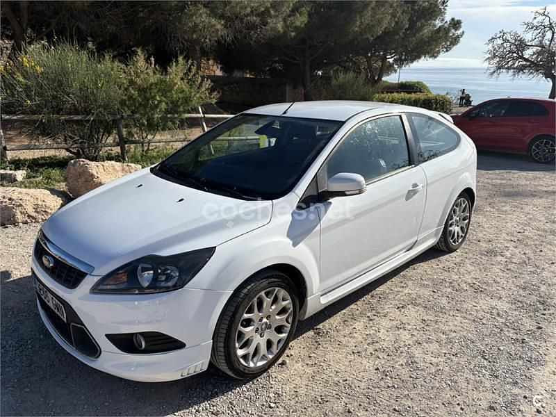 Usado Ford Focus Trend 115 CV (84 kW) 2009 Blanco Berlina