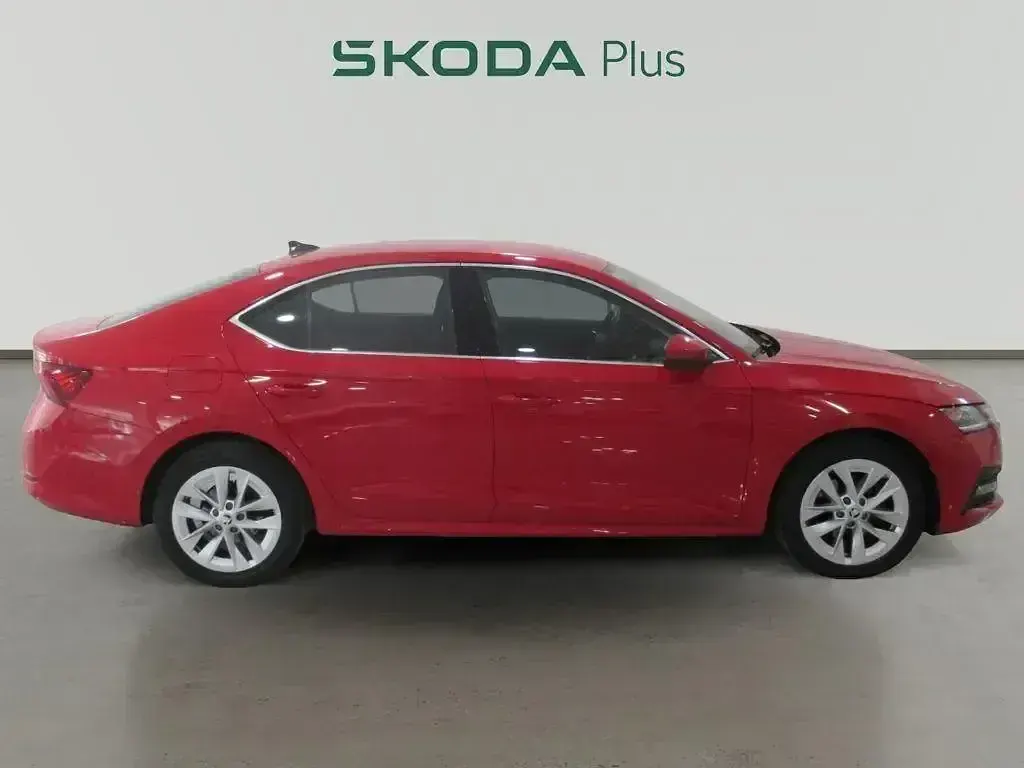 Usado Skoda Octavia Ambition 150 CV (110 kW) 2022 Rojo Berlina