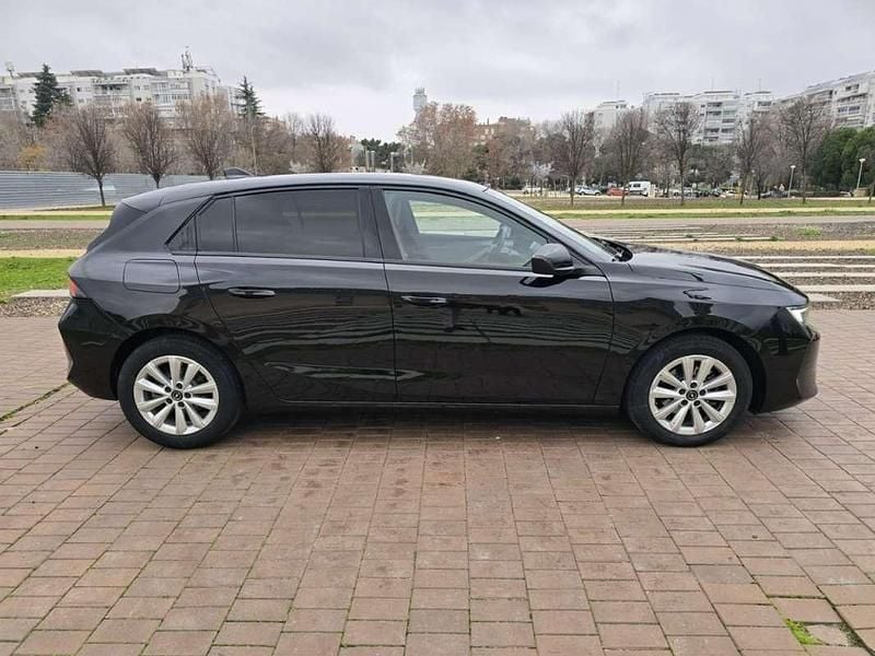 Usado Opel Astra Edition 110 CV (80 kW) 2023 Negro Berlina
