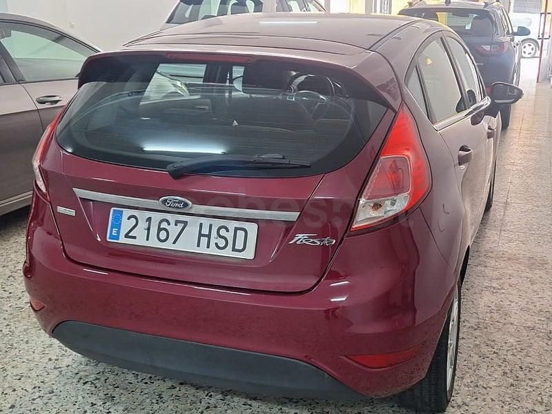 Usado Ford Fiesta Titanium 100 CV (73 kW) 2013 Granate Berlina