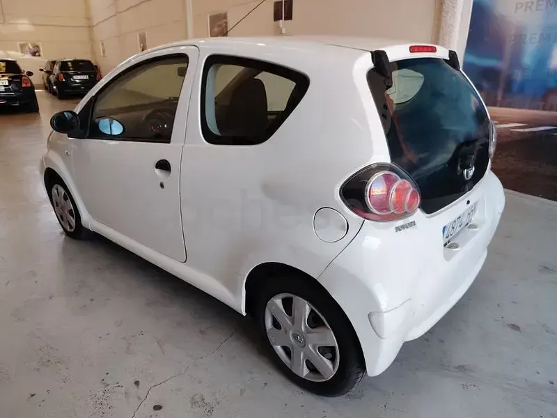 Usado Toyota Aygo Connect Style 68 CV (50 kW) 2011 Blanco Utilitario