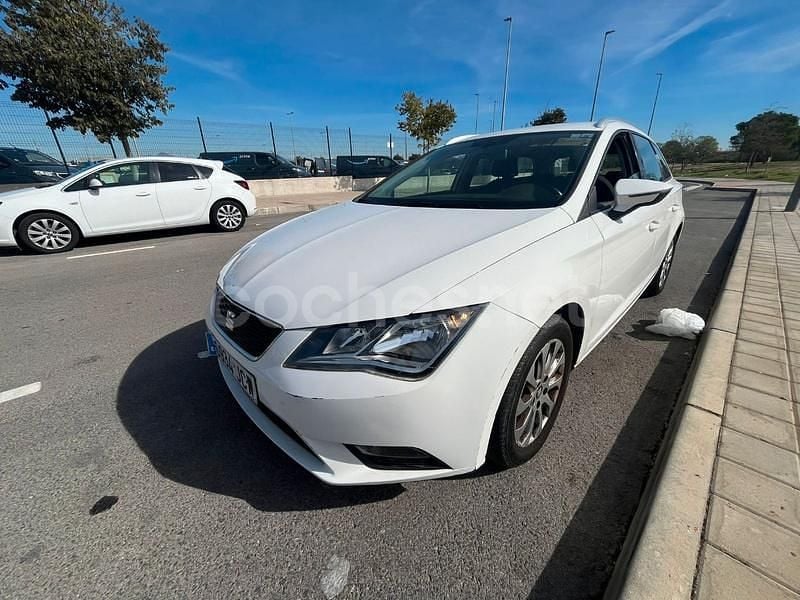 Usado Seat Leon Style 105 CV (77 kW) 2015 Blanco Familiar