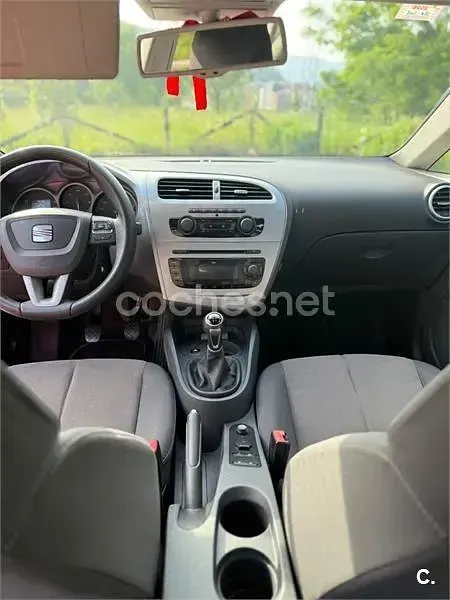 Usado Seat Leon Reference 105 CV (77 kW) 2010 Rojo Utilitario