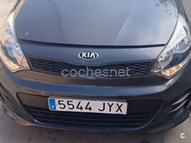 Usado Kia Rio 84 CV (61 kW) 2017 Gris / plata Berlina
