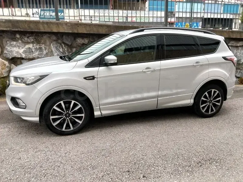 Usado Ford Kuga ST-Line 150 CV (110 kW) 2019 Gris / plata SUV