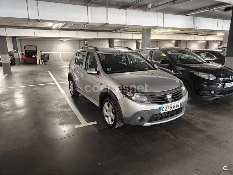 Usado Dacia Sandero Stepway 70 CV (51 kW) 2010 Gris / plata Berlina