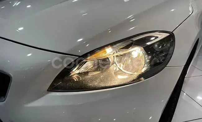 Usado Volvo V40 Momentum 190 HP (139 kW) 2017 Branco Sedan