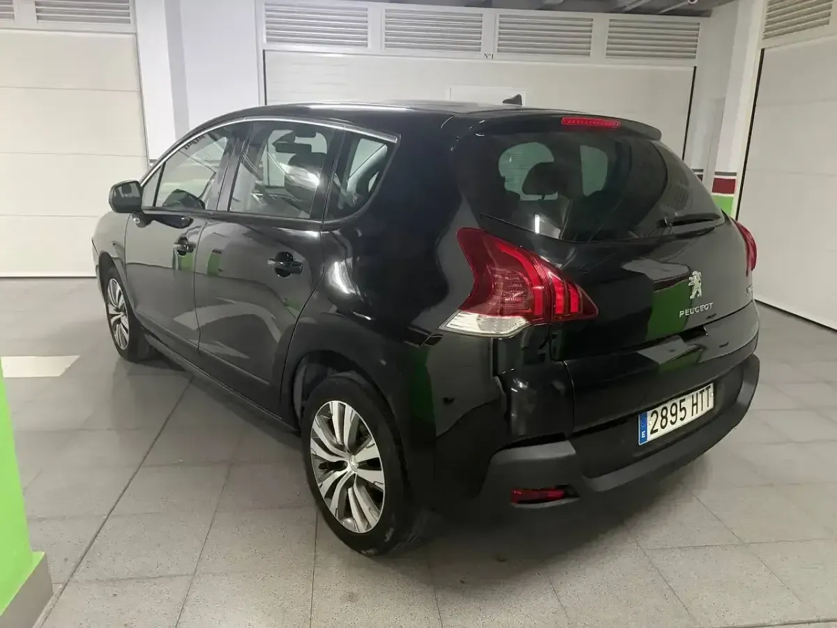 Usado Peugeot 3008 Access 120 CV (88 kW) 2014 Negro Familiar