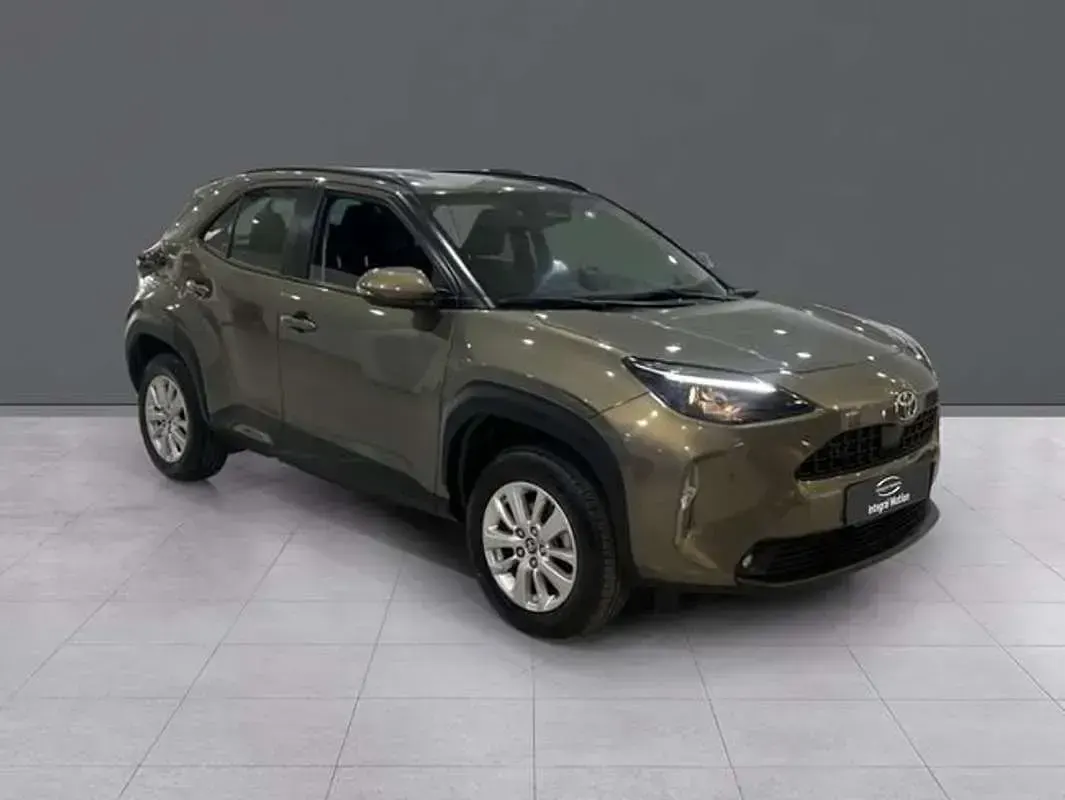 Usado Toyota Yaris Cross Business Edition 116 CV (85 kW) 2025 Marrón SUV