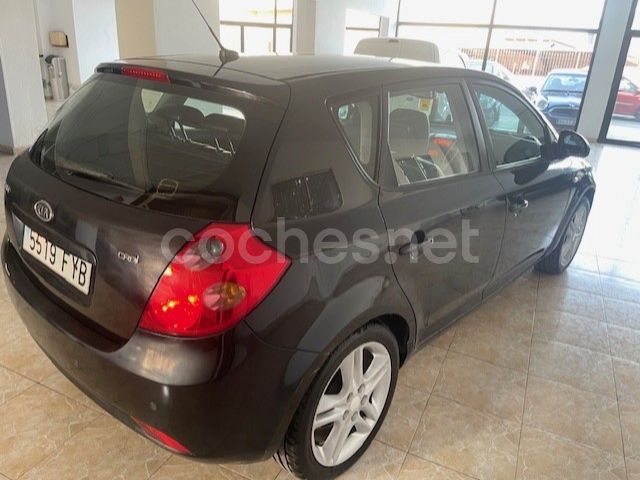 Usado Kia Ceed Active 115 CV (84 kW) 2007 Negro Utilitario