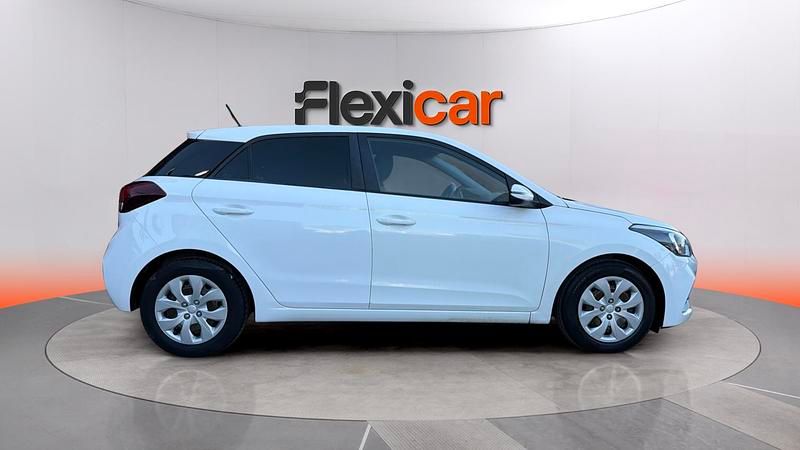 Usado Hyundai i20 75 CV (55 kW) 2019 Blanco Utilitario