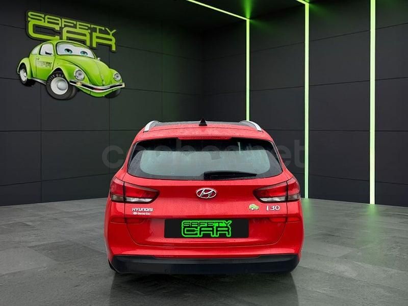 Usado Hyundai i30 110 CV (80 kW) 2017 Rojo Familiar