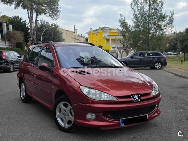 Usado Peugeot 206 70 CV (51 kW) 2005 Granate Familiar