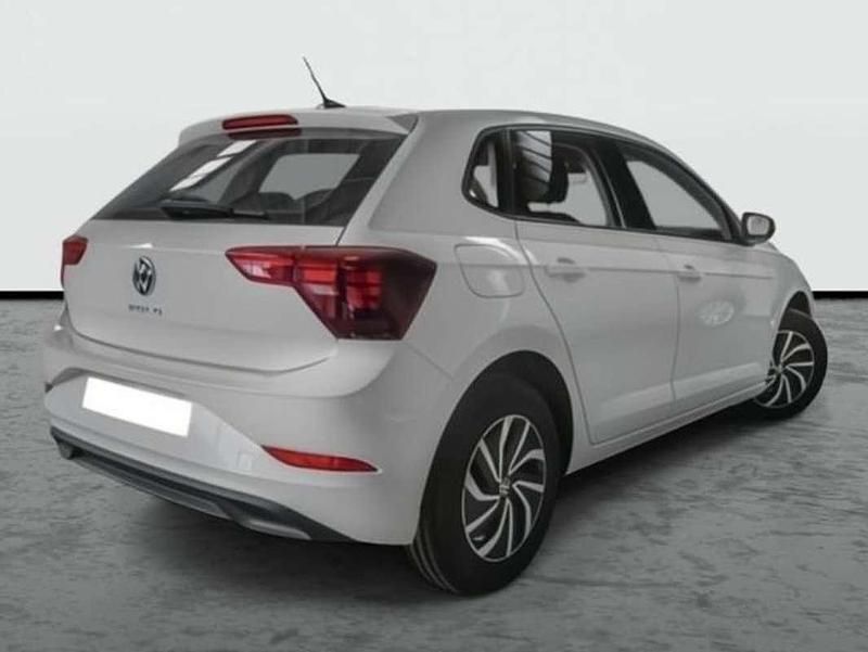 Usado VW Polo 95 CV (69 kW) 2023 Plateado Utilitario