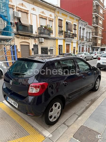 Usado Dacia Sandero Lauréate 75 CV (55 kW) 2013 Violeta / lila Berlina