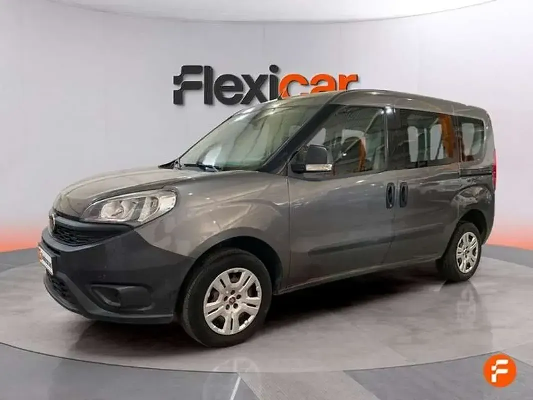 Usado Fiat Doblò Easy 105 CV (77 kW) 2016 Marrón Monovolumen