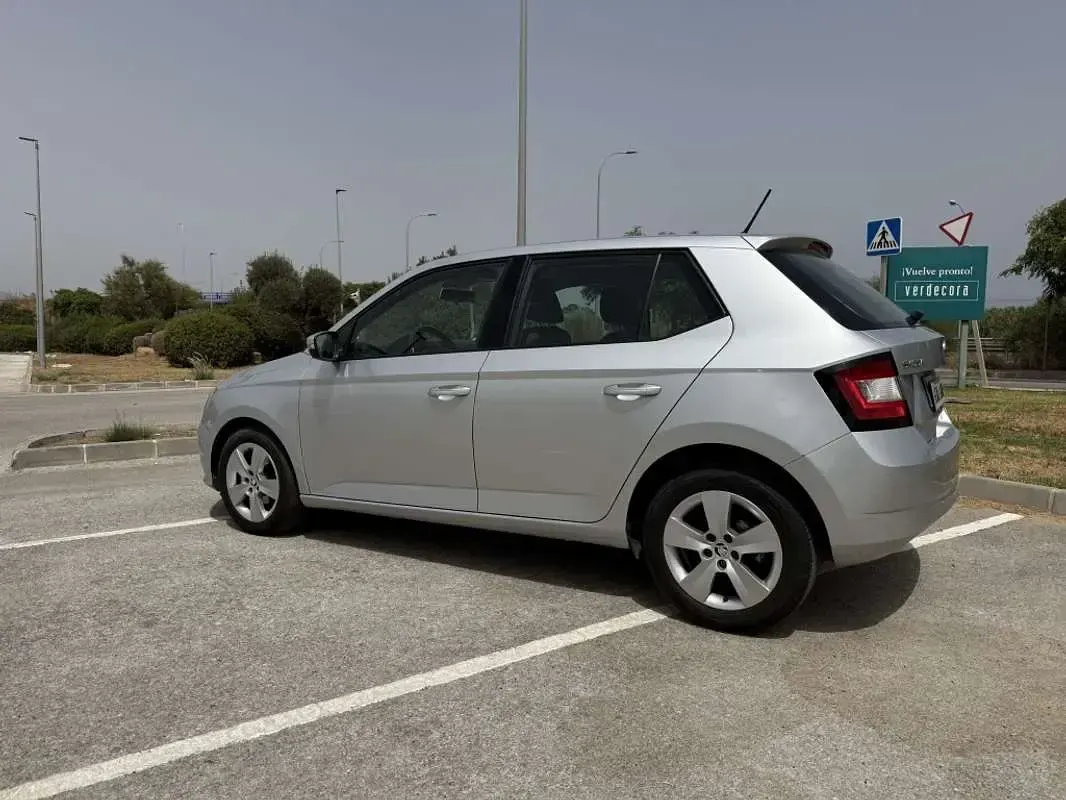 Usado Skoda Fabia Style 90 CV (66 kW) 2017 Plateado Familiar