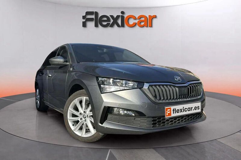 Gris Usado 2022 Skoda Scala Ambition Utilitario | 17.390 € (Buen precio) - Imagen 1/4