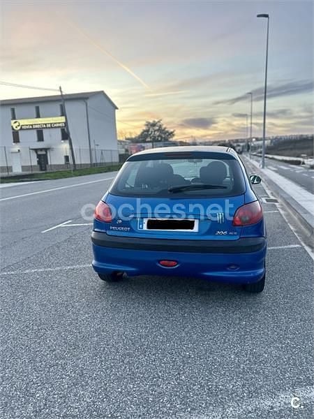 Usado Peugeot 206 70 CV (51 kW) 2004 Azul Berlina
