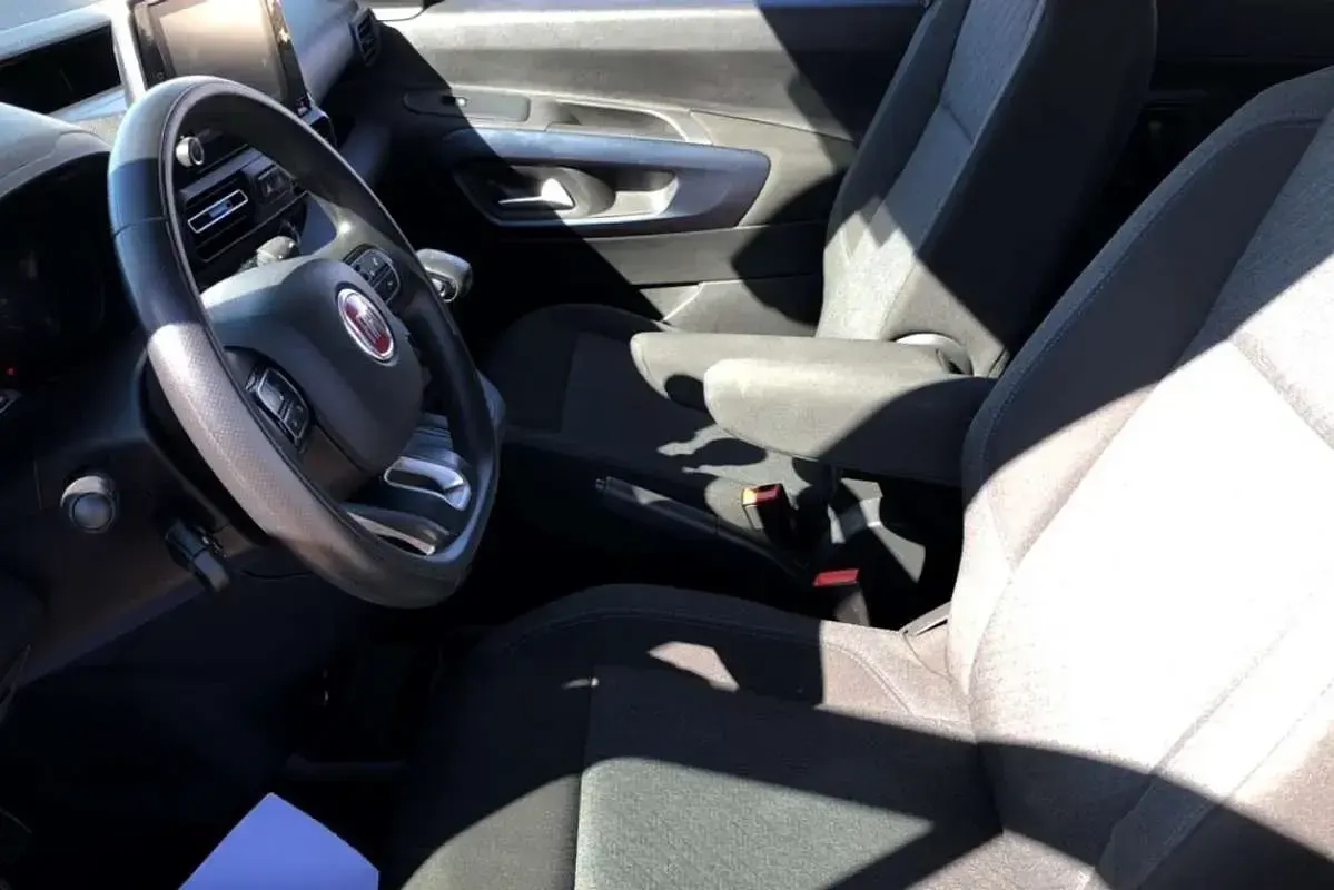 Usado Fiat Doblò 131 CV (96 kW) 2023 Gris Monovolumen