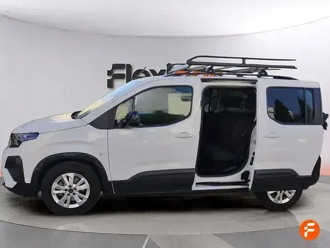 Usado Peugeot Rifter Allure 100 CV (73 kW) 2025 Blanco Monovolumen