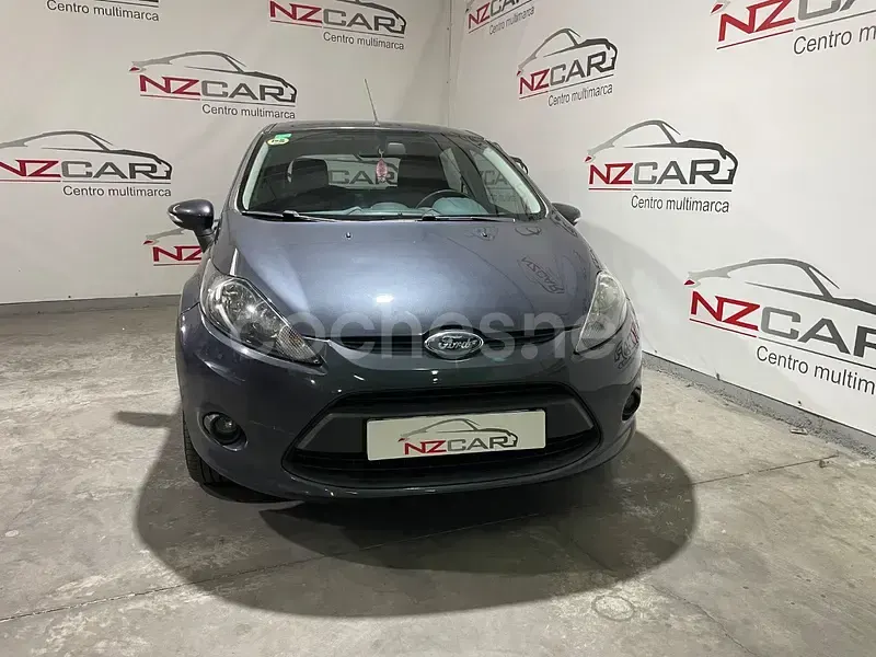 Usado Ford Fiesta Trend 68 CV (50 kW) 2009 Gris / plata Berlina