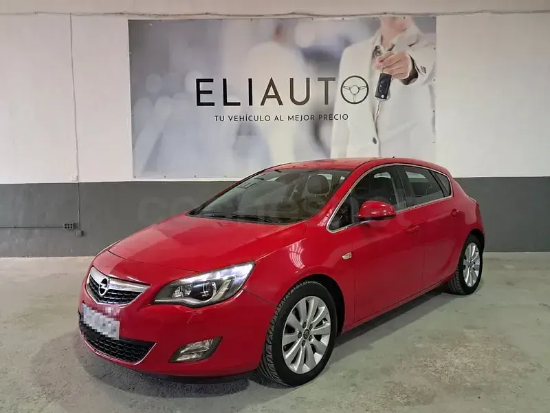 Usado Opel Astra Cosmo 110 CV (80 kW) 2011 Rojo Berlina