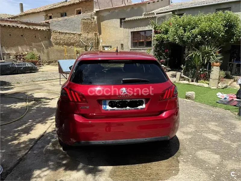 Usado Peugeot 308 130 CV (95 kW) 2018 Rojo Berlina