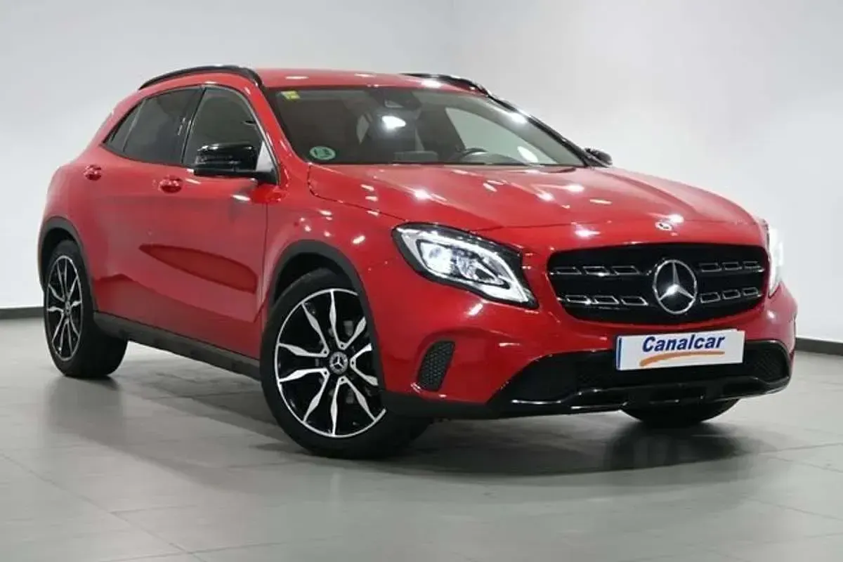 Usado Mercedes GLA180 122 CV (89 kW) 2018 Rojo SUV