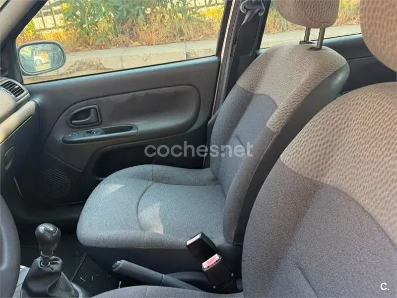 Usado Renault Clio II 65 CV (47 kW) 2005 Blanco Berlina