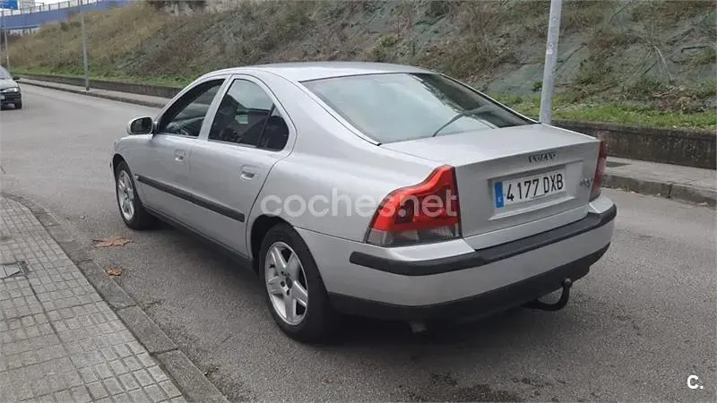 Usado Volvo S60 Momentum 163 CV (119 kW) 2006 Gris / plata Berlina