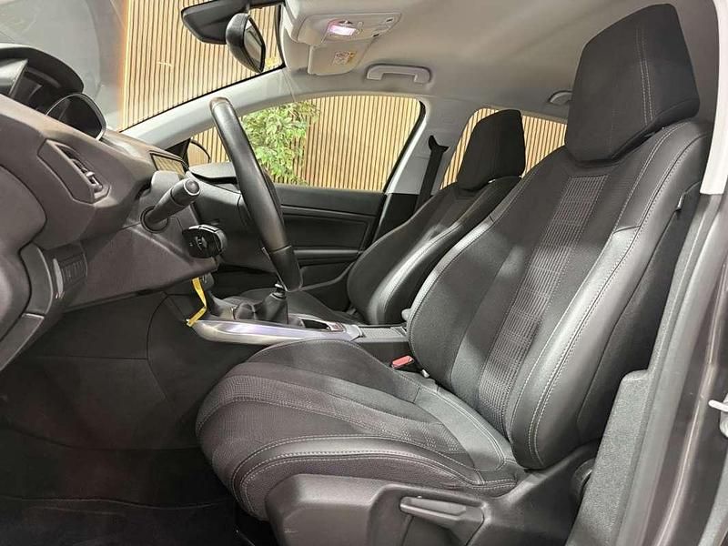 Usado Peugeot 308 Allure 131 CV (96 kW) 2021 Gris Utilitario