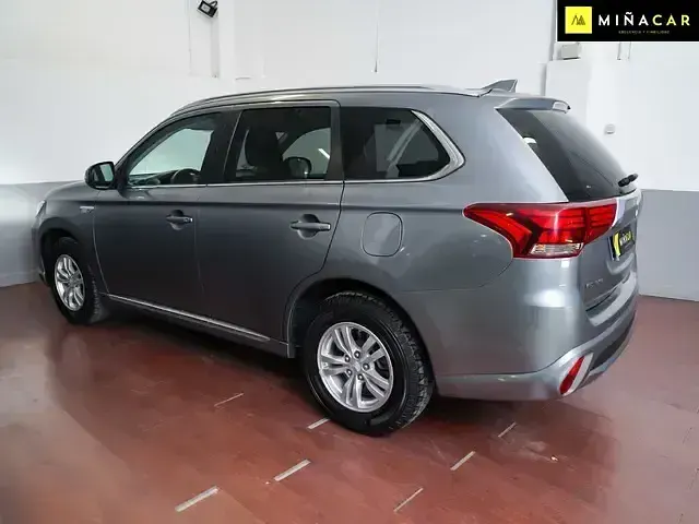 Usado Mitsubishi Outlander P-HEV 203 CV (149 kW) 2016 Gris Pickup/Camioneta