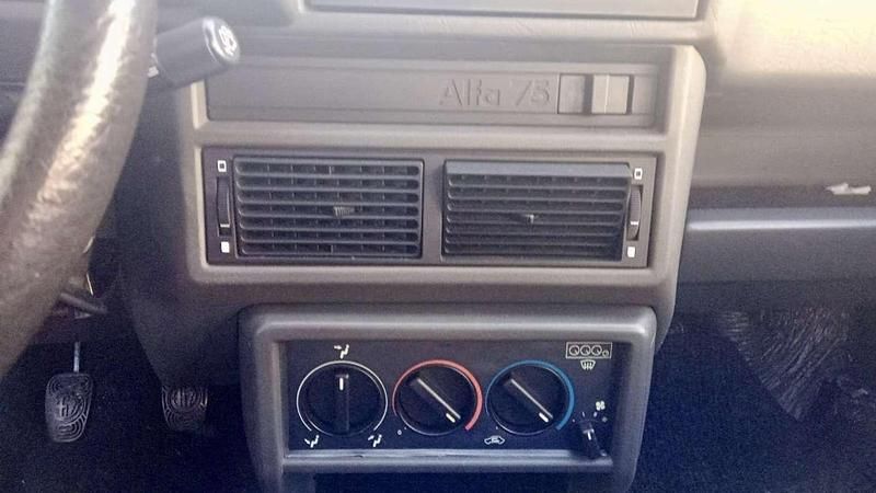 Usado Alfa Romeo 75 120 CV (88 kW) 1988 Gris / plata Berlina